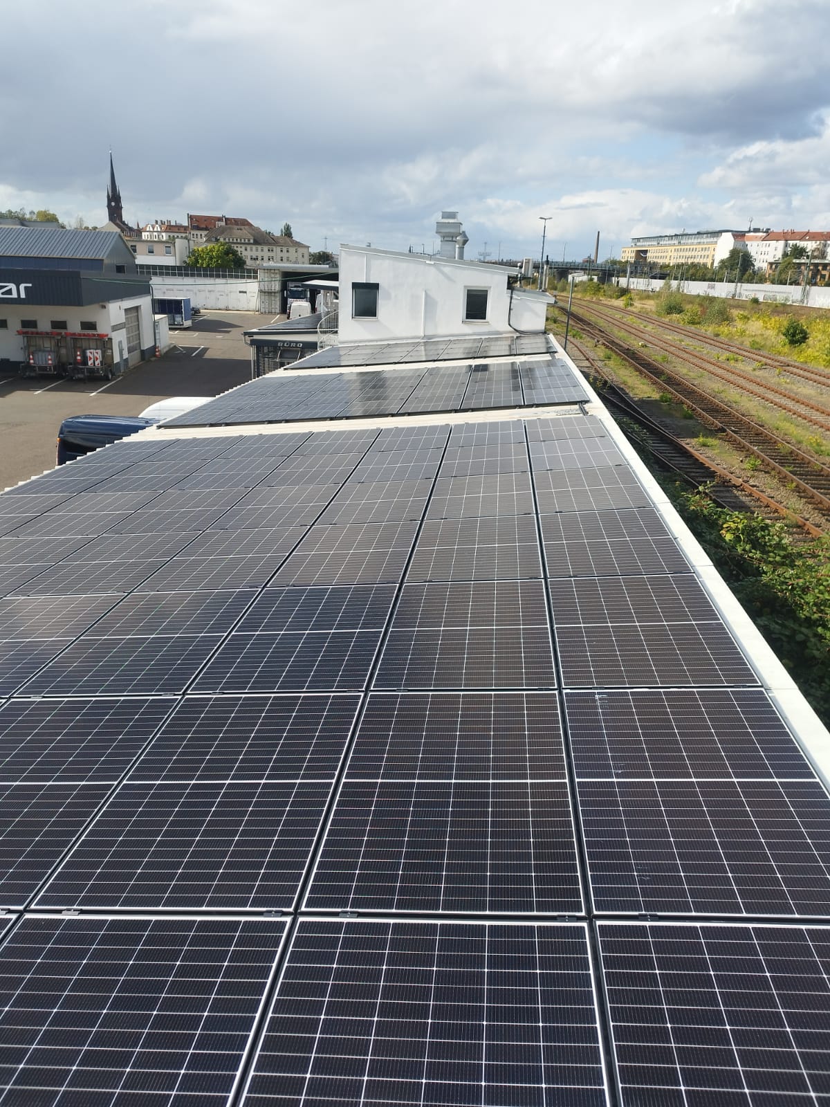 Photovoltaikmodule auf Hallendach