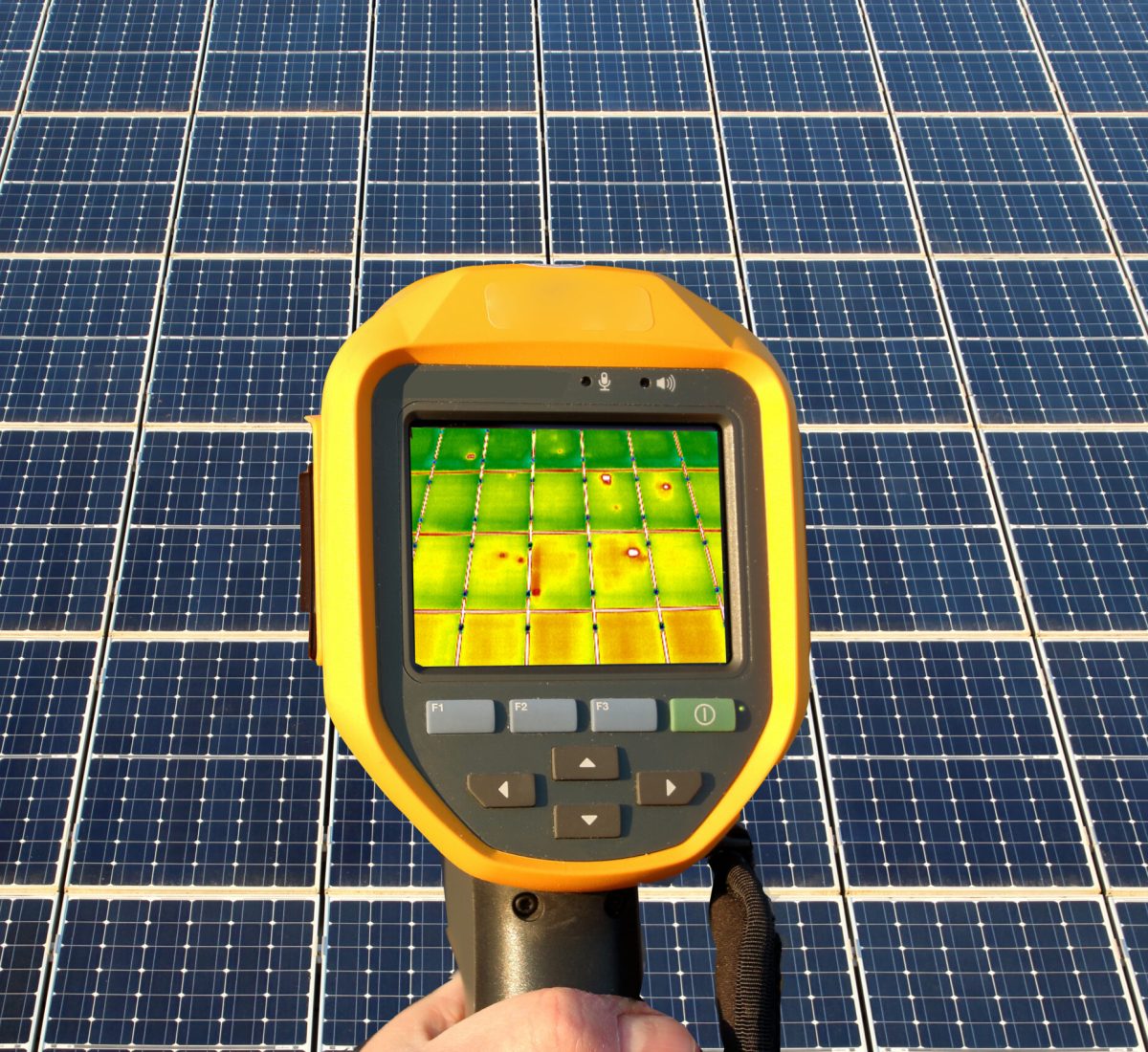 Solaranlage im Hintergrund mit Wärmebildkamera