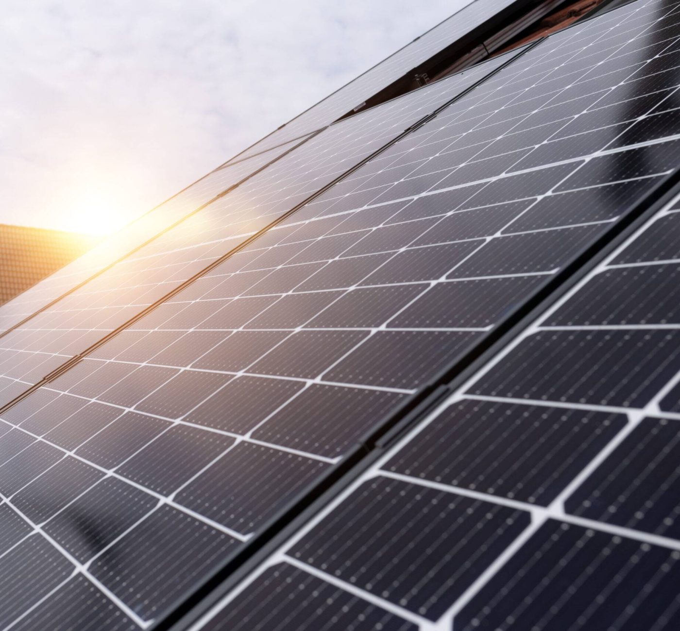 Einfamilienhaus mit Photovoltaikanlage auf dem Dach Photovoltaik-Anlage mit Sonnenuntergang