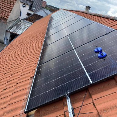 Hausdach mit montierten Solarmodulen.