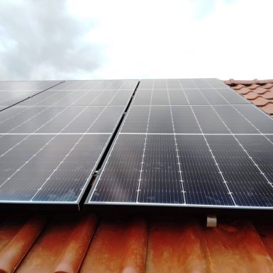Solarmodule auf Wohnhausdach.