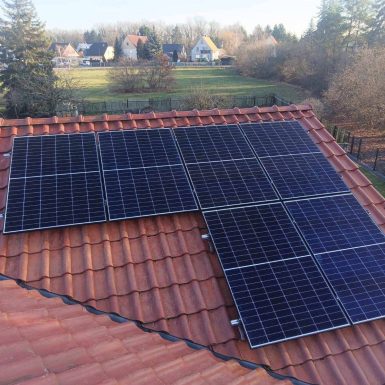 Fertig installierte Module einer Solaranlage auf einem Hausdach.