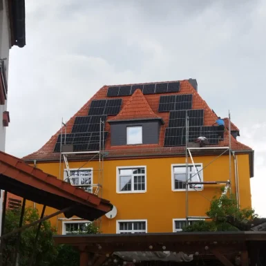 Installierte Solarmodule auf einem Hausdach.