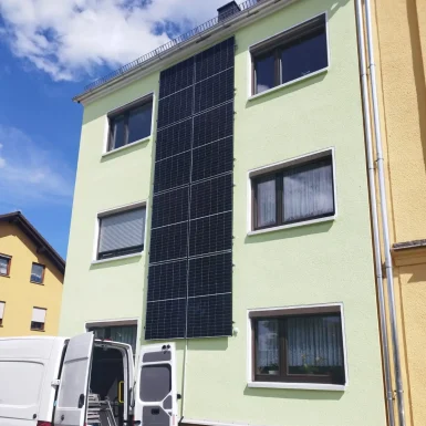 Photovoltaik-Anlage an einer Fassade befestigt.