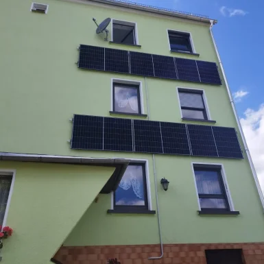 Foto von einer PV-Anlage an einer Fassade.