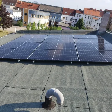 Installierte PV-Anlage auf einem Bitumen-Flachdach.