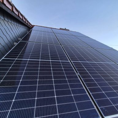 Hausdach auf dem Solarmodule montiert sind.