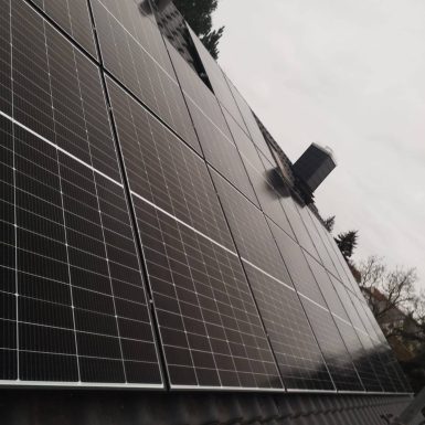 PV-Module auf einem Hausdach fertig montiert und installiert.