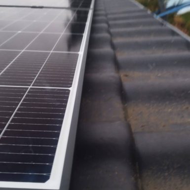 Dach mit Solarmodul.