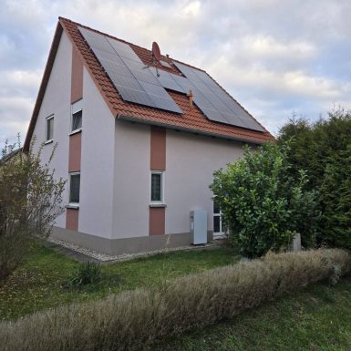 Wohnhaus mit Solarmodulen auf dem Hausdach.