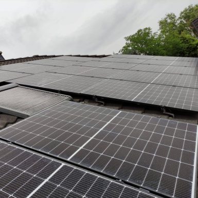 Mehrere PV-Module auf einem Dach.