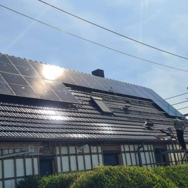 Ausgerichtete, installierte PV-Anlage auf einem Hausdach.
