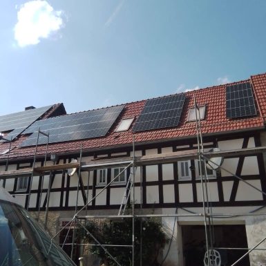Solarmodule auf einem Dach.