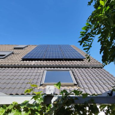 Dach mit fertig installierter Solaranlage.