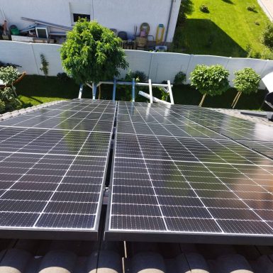 Ein Hausdach mit installierten PV-Modulen.