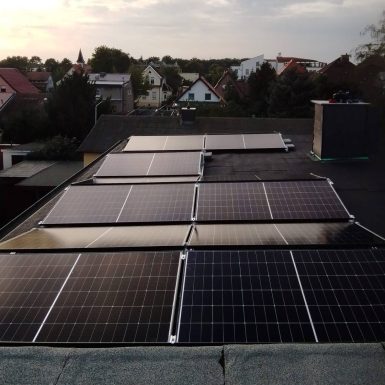 Optimal ausgerichtete PV-Module auf einem Dach.
