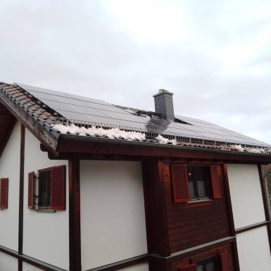 Solaranlage fertig montiert und installiert auf einem Hausdach.