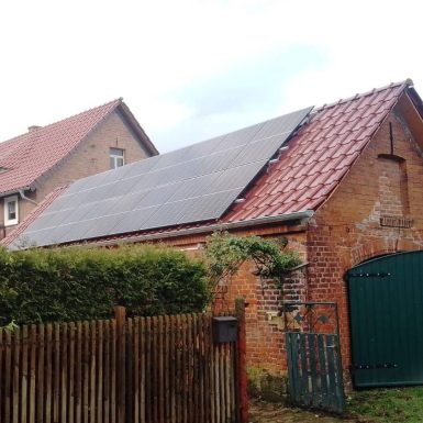 Installierte PV-Anlage auf Dach eines Wohnhauses.
