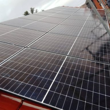 Eine Vielzahl an fertig montierten PV-Modulen.